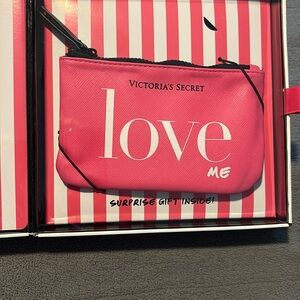 Victoria's Secret Pink Cosmetic Bag Love Print & fragrance set